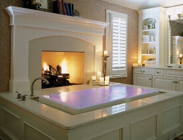 бяла баня с прикрита вана и камина